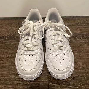 Never worn: Nike Air Force 1 BOYS SIZE :6.5 WOMENS SIZE: 8